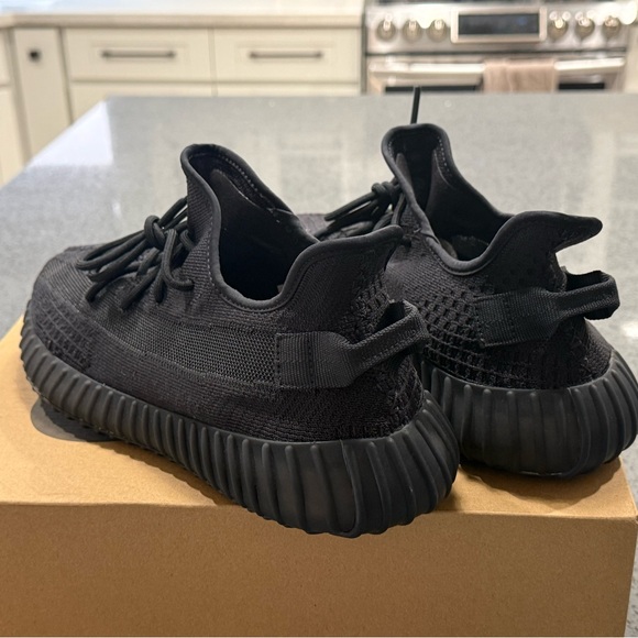 Adidas Men's Yeezy 350 Boost Black Sneakers - 12.5 - Picture 4 of 7